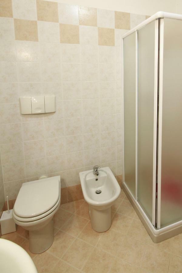 Appartement Luminoso Trilocale Con Piscina E Giardino Privato à Desenzano del Garda Extérieur photo